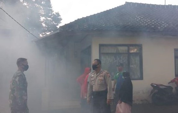 Bhabinkamtibmas Kelurahan Regol Wetan Bersama Babinsa, Mengawal Pelaksanaan Fogging